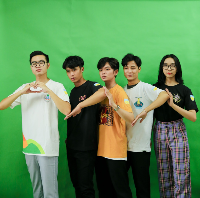 Bám sát chủ đề “CHẠM”, những model sinh viên tạo dáng chụp “sóng biển”, nhắn nhủ teen chúng mình ào ra khơi cùng cả lớp “Theo đuổi giấc mơ” của chính mình.