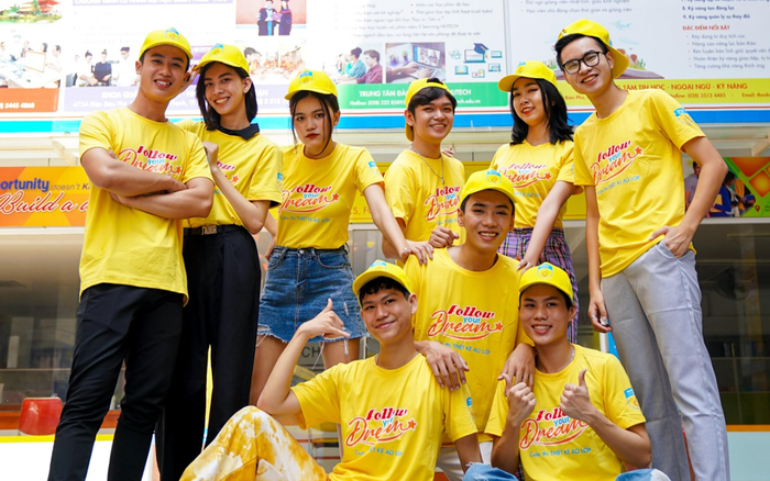 Gợi ý tư thế chụp áo lớp chất ngất mùa kỷ yếu từ dàn model sinh viên Ảnh 2