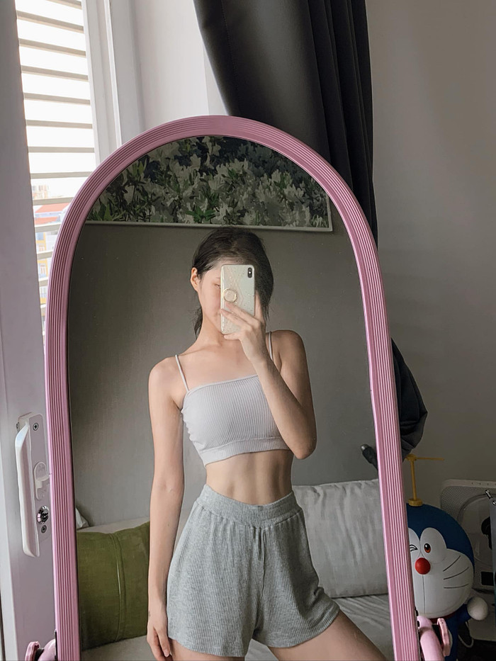 Không chỉ sở hữu vòng eo 50cm cực nhỏ mà cô nàng còn tập luyện để có thêm cơ bụng