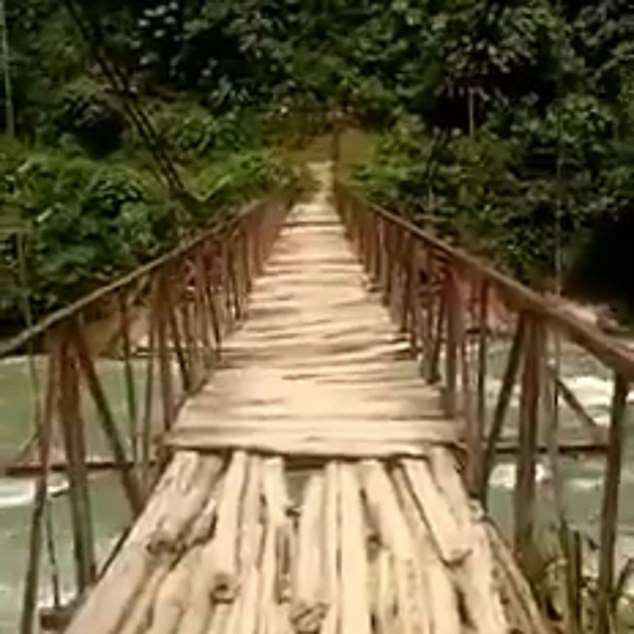 Cây cầu đã hư hại trước khi bị lũ cuốn trôi.