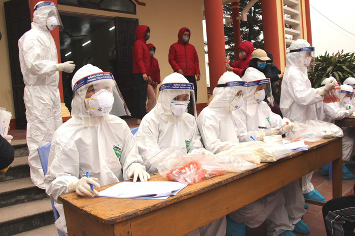 Không chỉ tiến hành xét nghiệm, truy vết trực tiếp mà những ngày qua CDC Hải Dương cũng đã tổ chức điều tra, truy vết qua số điện thoại với sự hỗ trợ của hơn 300 sinh viên Đại học Kỹ thuật Y tế Hải Dương với sự hướng dẫn của các chuyên gia dịch tễ đầu ngành trực thuộc Bộ Y tế.