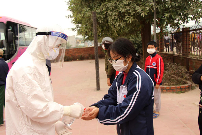 Cận cảnh lấy mẫu xét nghiệm cho 5000 người dân tại tâm dịch COVID-19 ở Chí Linh Ảnh 5