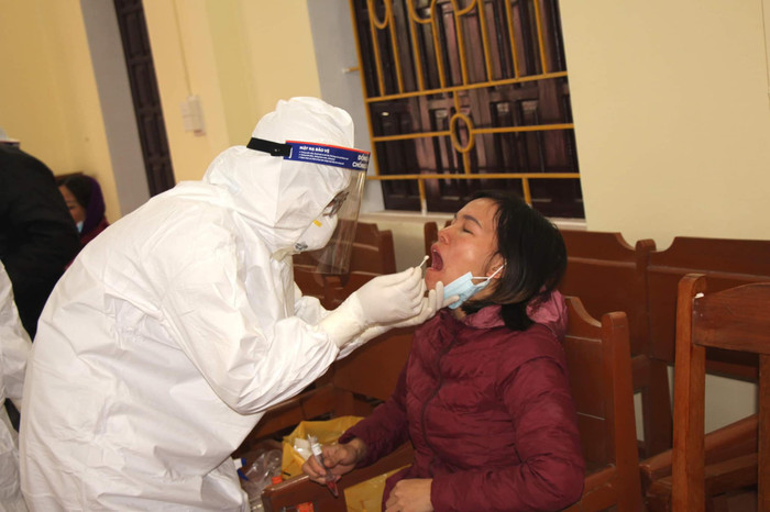 Công tác xét nghiệm được tiến hành khẩn trương, chuẩn xác.