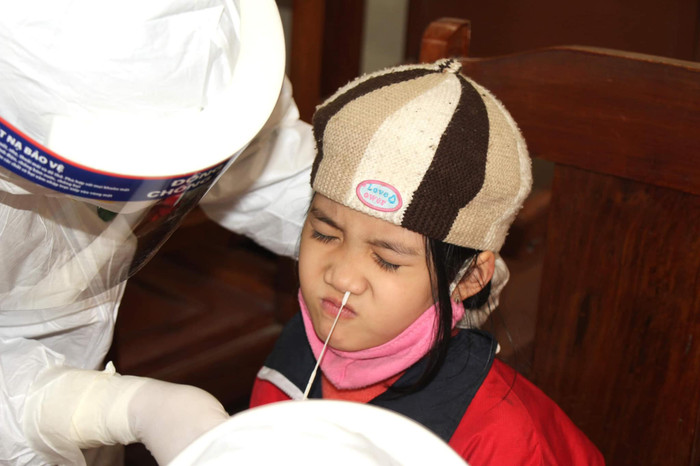 'Trong quá trình lấy mẫu tại các ổ dịch chúng tôi luôn quán triệt các giải pháp để đảm an toàn tối đa cho cán bộ y tế cũng như người dân đến lấy mẫu. Sự phối hợp của các lực lượng chức năng địa phương cũng đóng vai trò quan trọng để quá trình lấy mẫu đảm bảo an toàn và hiệu quả tối ưu nhất”, ông Tuyến nói.