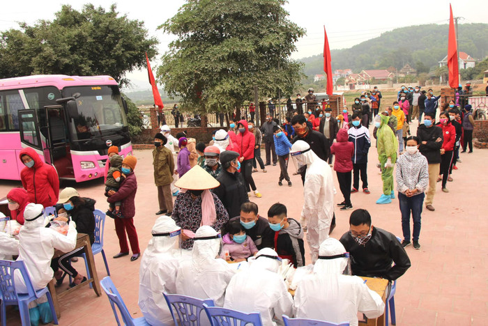 Cận cảnh lấy mẫu xét nghiệm cho 5000 người dân tại tâm dịch COVID-19 ở Chí Linh Ảnh 9