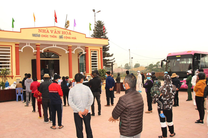 Cận cảnh lấy mẫu xét nghiệm cho 5000 người dân tại tâm dịch COVID-19 ở Chí Linh Ảnh 2