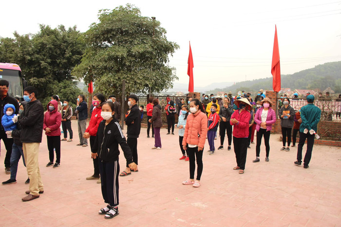 Điều hành tổ truy vết, xét nghiệm tại đây, bà Hoàng Thị Thúy, Trưởng khoa Xét nghiệm CDC Hải Dương cho biết: “Chúng tôi đã phổ biến kỹ cho người dân về các quy định khi tham gia lấy mẫu xét nghiệm như đứng giãn cách 2m, đeo khẩu trang y tế đúng quy cách, cũng như di chuyển theo hướng dẫn của cán bộ y tế. Các thành viên trong tổ lấy mẫu của chúng tôi những ngày qua gần như trực chiến xuyên thời gian để đảm bảo công tác xét nghiệm được nhanh nhất, phục vụ tối đa cho công tác chống dịch COVID-19 tại Hải Dương”.