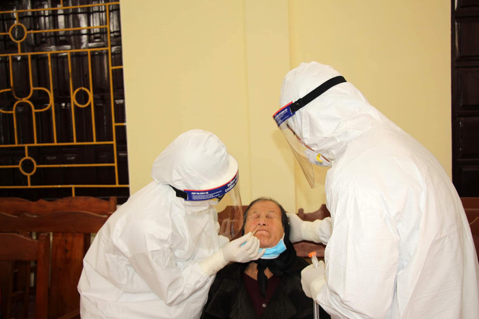 Cận cảnh lấy mẫu xét nghiệm cho 5000 người dân tại tâm dịch COVID-19 ở Chí Linh Ảnh 7