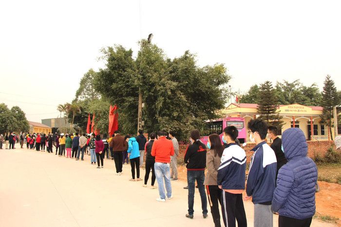 Cảnh người dân giãn khoảng cách xếp hàng chờ xét nghiệm. Do số lượng xét nghiệm quá lớn nên CDC Hải Dương đã phối hợp với hơn 600 sinh viên của Đại học Kỹ thuật Y tế Hải Dương tình nguyện tham gia vào hoạt động phòng chống dịch tại địa phương.&nbsp;