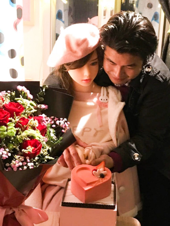 Xie mua búp bê Mochi năm 2019 và mới đây đã đính hôn với cô nàng.