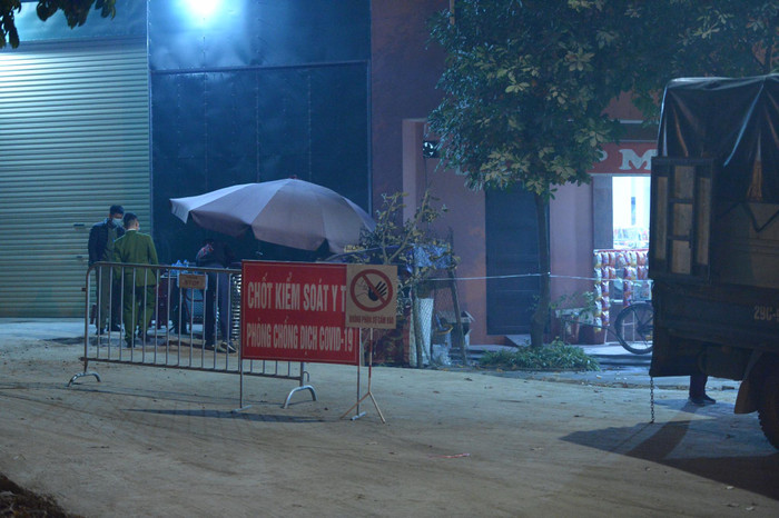 &nbsp;Tại cuộc họp, huyện Đông Anh xin phép Thành phố cho nghỉ học từ tuần sau với các trường học, coi như nghỉ Tết sớm hơn 1 tuần để chủ động phòng dịch.Bệnh nhân mới ghi nhận tại Hà Nội là công nhân nhà máy Z153, là F2 trở thành F0. Bệnh nhân có lịch trình di chuyển dày đặc, đi nhiều nơi và tiếp xúc nhiều người.&nbsp;