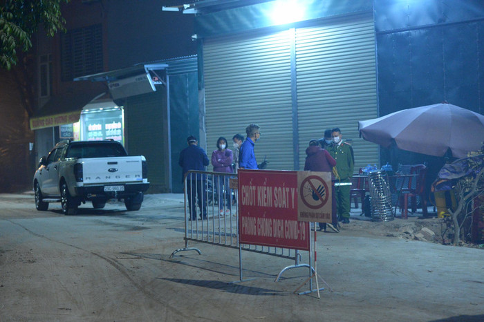Chốt kiểm soát y tế được thành lập tại trục đường chính dẫn vào tổ 10 thị trấn Đông Anh.