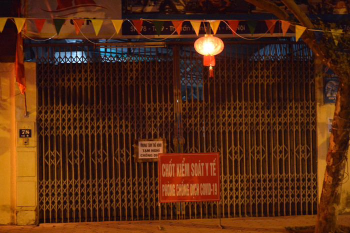 Chiều 30/1, theo báo cáo nhanh của CDC Hà Nội thì tại huyện Đông Anh có một ca nhiễm COVID-19 mới là anh N.Đ.P. (sinh năm 1987) làm công nhân tại nhà máy thuộc Cục Kỹ thuật, Bộ Quốc phòng và đang thuê trọ ở tổ 11, thị trấn Đông Anh.