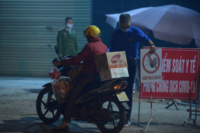 Một số người dân chở đồ tiếp tế vào bên trong cho người thân đều được kiểm tra thân nhiệt kĩ lưỡng.