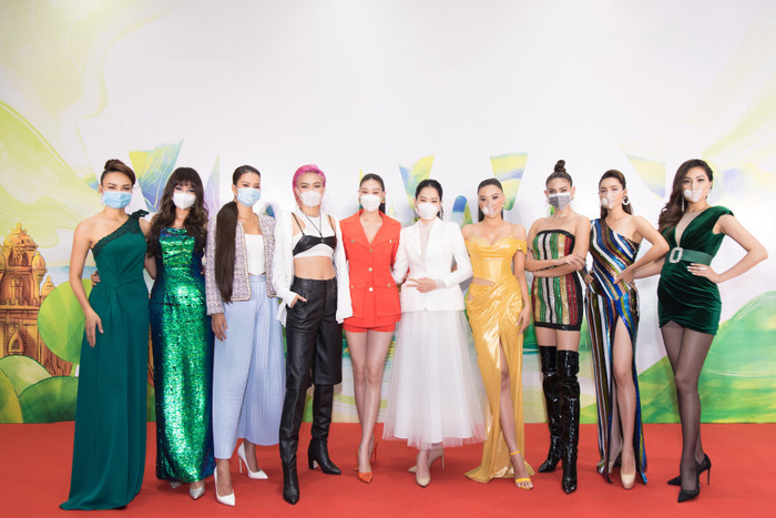 Dàn hoa hậu - á hậu tuân thủ đeo khẩu trang phòng chống dịch Covid-19.