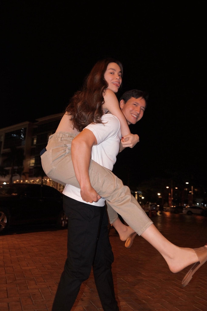 Vợ chồng Hà Hồ - Kim Lý lãng mạn cõng nhau đi dạo phố đêm: Mừng cho họ đã tìm được tri kỷ của cuộc đời!