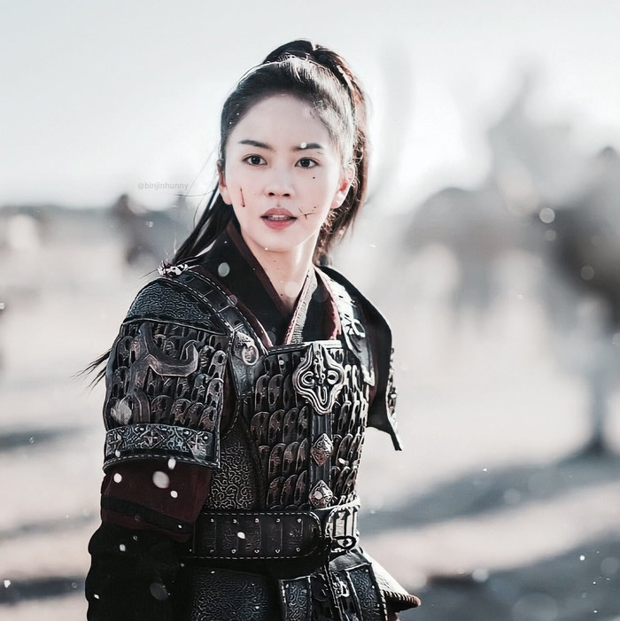 Kim So Hyun đã làm fan hâm mộ bởi thần thái lạnh lùng, ánh mắt sắc lẹm