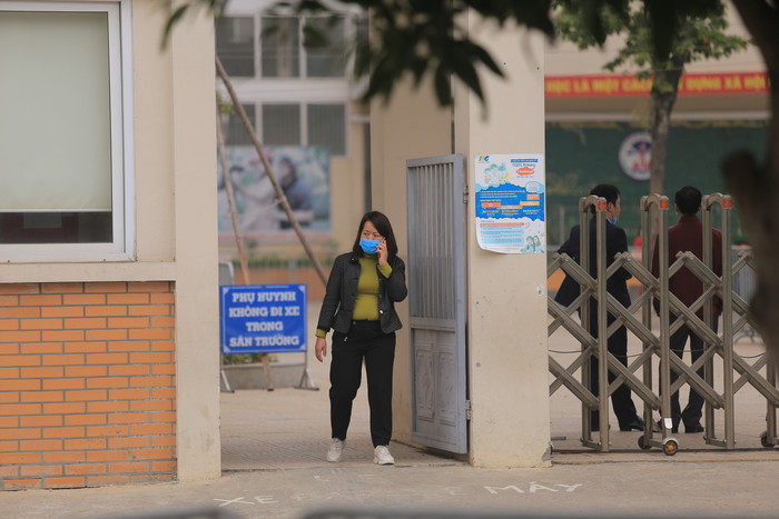 Những túi đồ chờ đến tay học sinh bị ly.