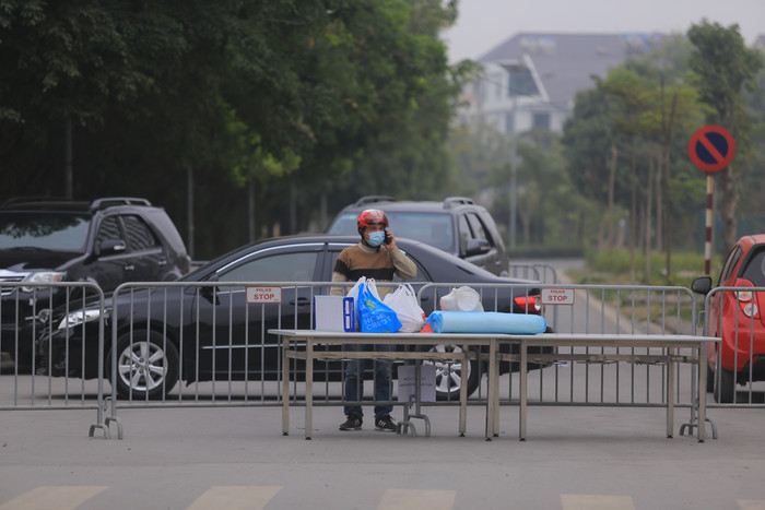 Hàng chục học sinh lớp 3 phải cách ly sau khi bạn học nhiễm COVID-1, phụ huynh xót ruột đến tiếp tế Ảnh 9