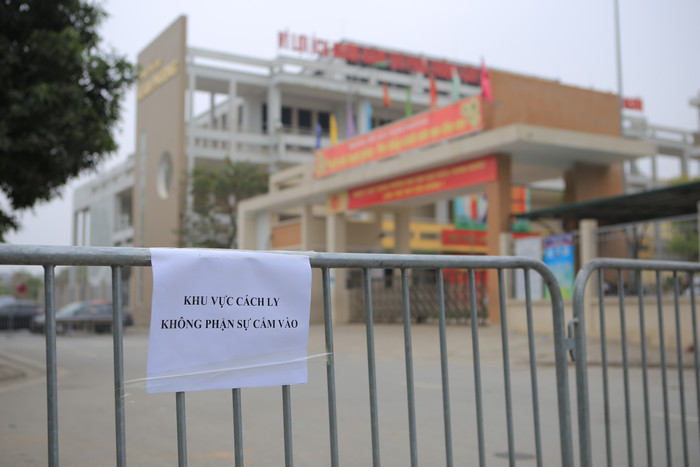 Trường tiểu học Xuân Phương được lực lượng chức năng phong toả.