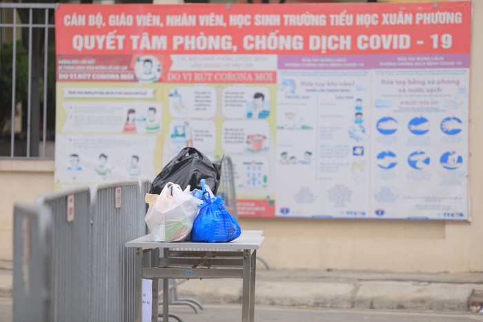 Hàng chục học sinh lớp 3 phải cách ly sau khi bạn học nhiễm COVID-1, phụ huynh xót ruột đến tiếp tế Ảnh 10