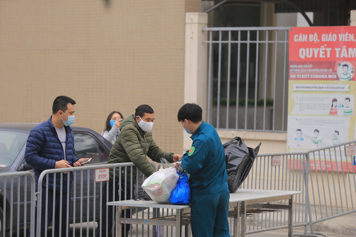 Nhiều phụ huynh đến tiếp tế cho con.
