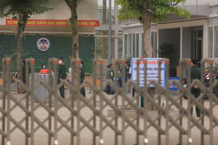 Bên trong có lực lượng chức năng chăm lo cho cuộc sống những người cách ly.