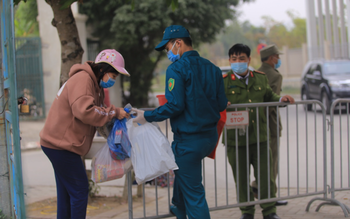 Hàng chục học sinh lớp 3 phải cách ly sau khi bạn học nhiễm COVID-1, phụ huynh xót ruột đến tiếp tế Ảnh 2