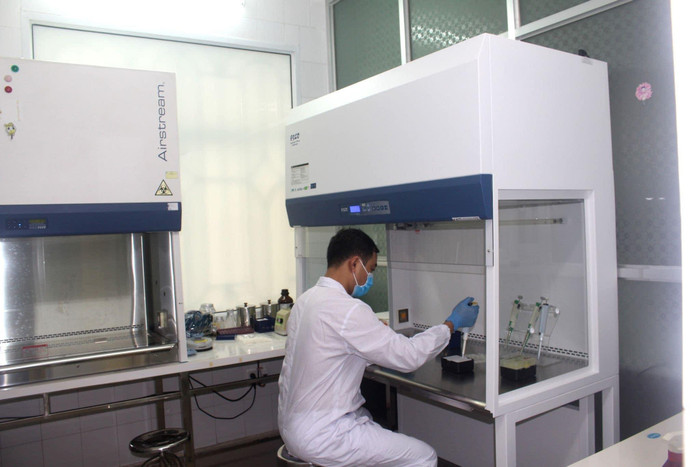 Lực lượng CDC Hải Dương gần như xuyên đêm để hoàn thiện quá trình truy vết và lấy mẫu xét nghiệm. 