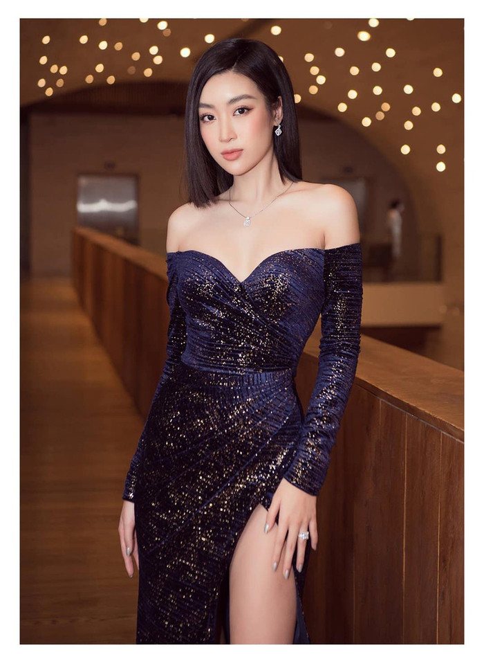 Hoa hậu Việt Nam 2016 lộ được xương quai xanh và vòng một gợi cảm trong bộ váy lấp lánh này