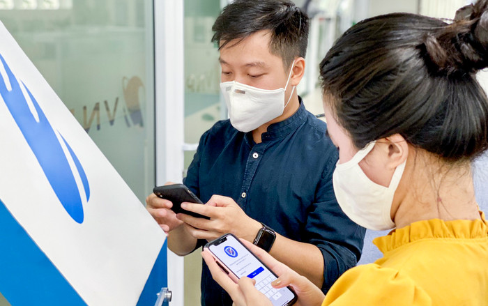 Ngay sau khi Việt Nam phát hiện các ca mắc COVID-19 trong cộng đồng, ứng dụng Bluezone - Khẩu trang điện tử, đã ghi nhận số lượt tải tăng mạnh. (Ảnh minh hoạ: VGP/Cao Hưng)