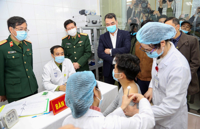 Tiêm thử nghiệm vắcxin ngừa COVID-19 tại Học viện Quân y. (Ảnh: LÊ ĐÌNH TÙNG)