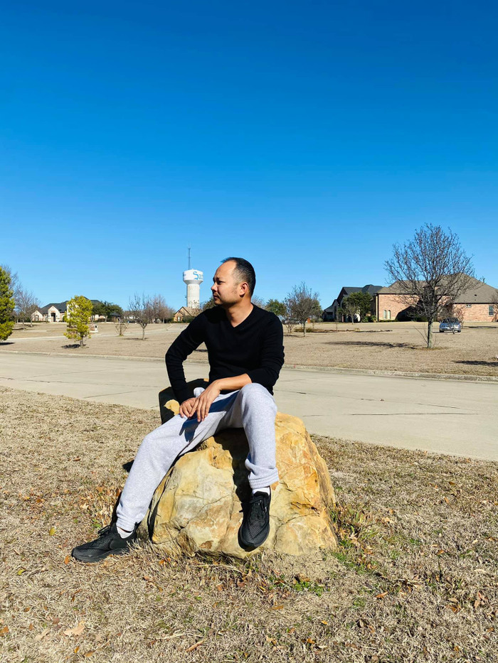 Theo chia sẻ của Hồng Ngọc, ông xã của cô hiện đã khoẻ hơn rất nhiều và có thể ra khuôn viên nhỏ trước nhà để phơi nắng