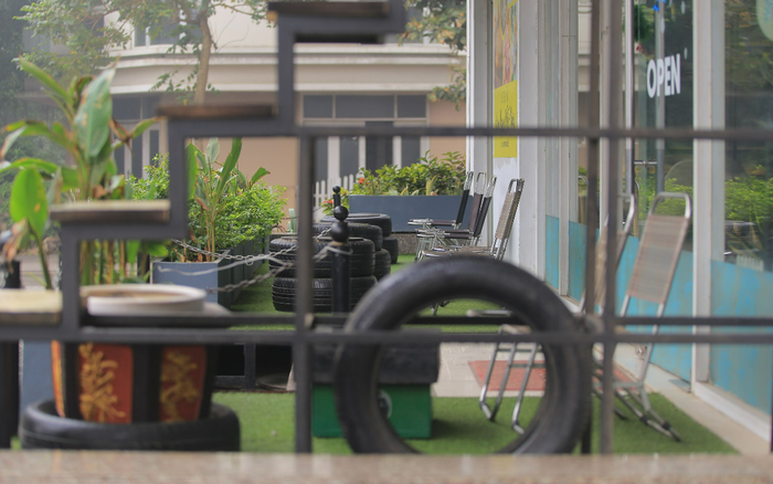 Hàng quán cạnh trường học nơi phát hiện ca nhiễm COVID-19 ế ẩm sau phong tỏa Ảnh 2