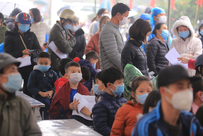 Để tiếp tục đẩy lùi dịch bệnh, chiều 31/1, chính quyền quận Nam Từ Liêm đã phối hợp cùng Trung tâm Kiểm soát bệnh tật TP Hà Nội tiến hành lấy mẫu xét nghiệm và dịch tễ cho tất cả các F2 liên quan đến ca lây nhiễm tại Trường tiểu học Xuân Phương.