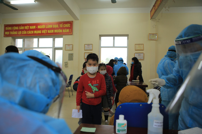 'Hơn 1000 em học sinh cần lấy mẫu xét nghiệm, cả phụ huynh đưa đón là hơn 2000 người nhưng lực lượng mỏng nên gặp khó khăn trong việc yêu cầu người dân xếp hàng giữ khoảng cách', vị Lãnh đạo UBND phường Xuân Phương nói.