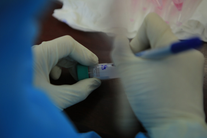 Các em học sinh được lấy dịch mũi, họng để xét nghiệm.