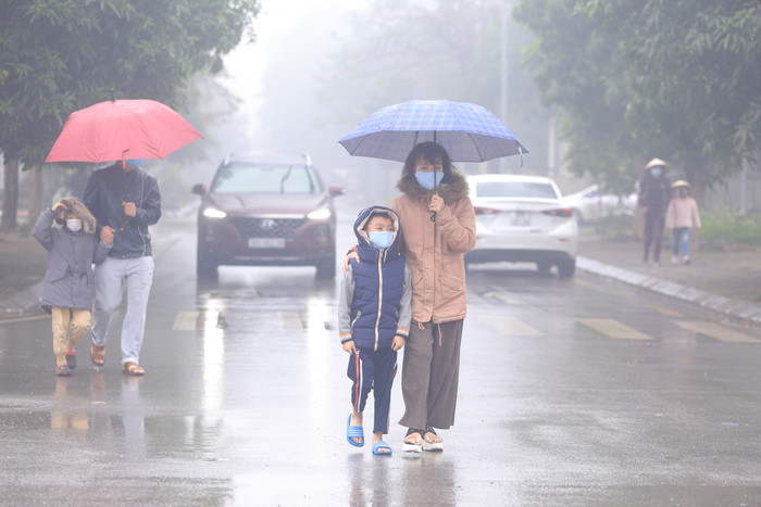 Vào sáng 31/1, UBND quận Nam Từ Liêm đã tiến hành phong tỏa Trường tiểu học Xuân Phương sau khi ghi nhận một ca nhiễm COVID-19 là học sinh của trường. Các biện pháp phòng dịch được thực hiện ngay sau đó, đồng thời lấy mẫu xét nghiệm cho các cán bộ, giáo viên, học sinh liên quan.