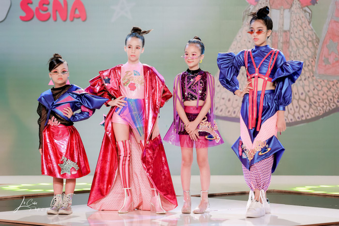 Những bộ trang phục thành phẩm từ các mẫu thiết kế của cô bé.