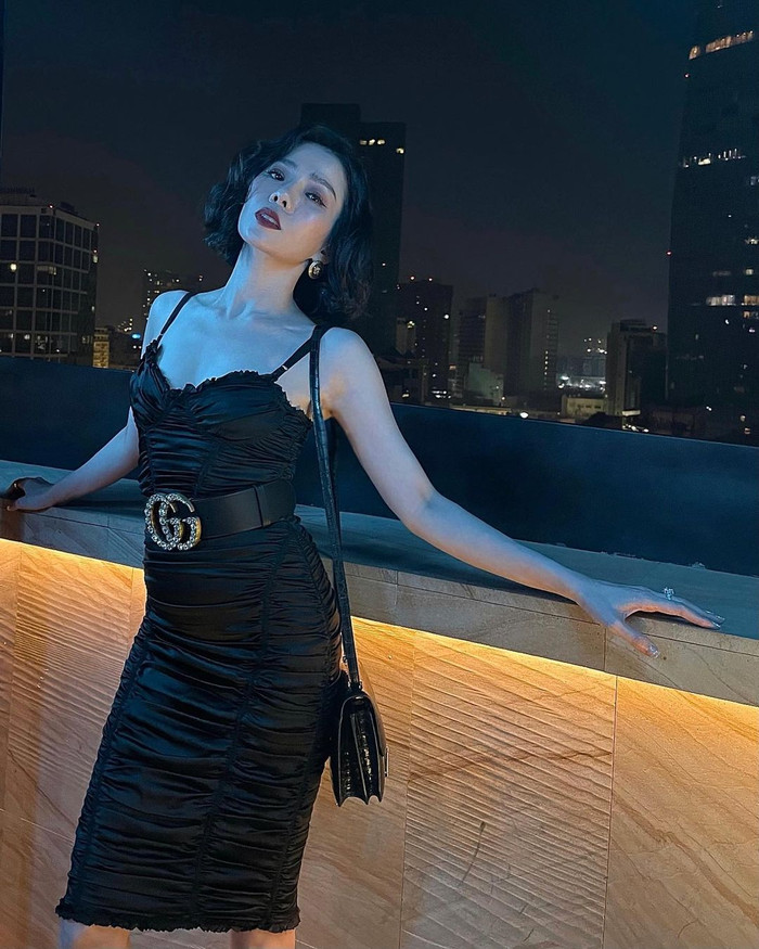 Nữ ca sĩ khoe dáng vóc nuột nà, thềm ngực căng đầy quyến rũ trong chiếc váy hai dây, chất liệu vải bóng rút nhún. 