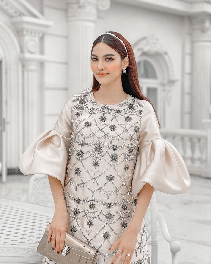 Với chiếc váy đính kết cầu kỳ, Lan Khuê cực kỳ xinh đẹp, kiêu sa.