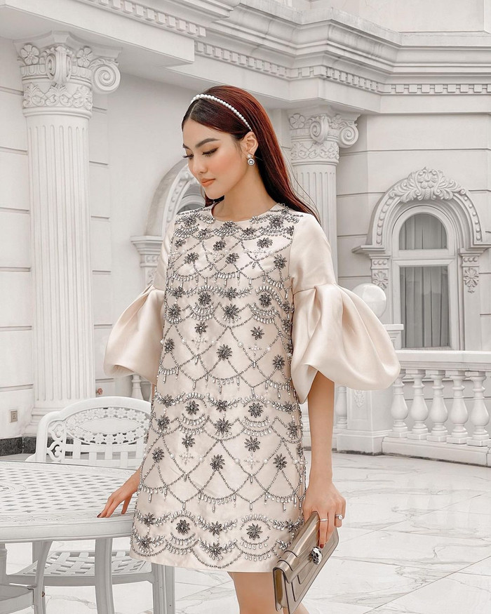 Ngắm nhìn cô, hoàn toàn có thể thấy toát lên sức hút nơi một tiểu thư trâm anh thế phiệt. 