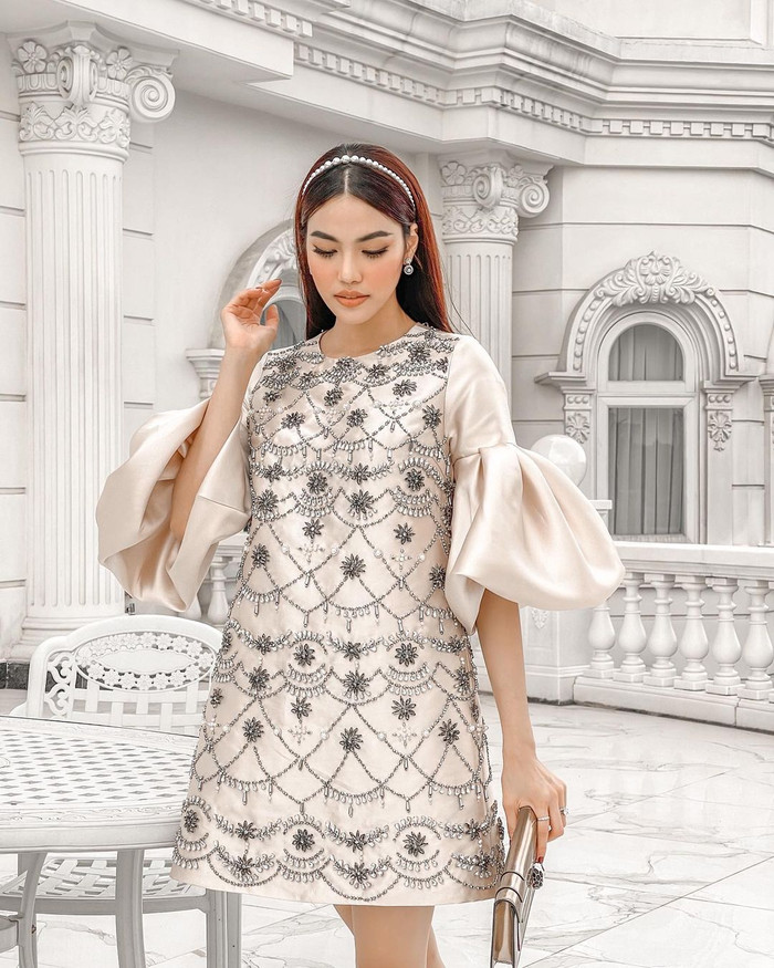 Ví cầm tay và cài tóc vô cùng hài hòa, tạo thành tổng thể phù hợp. 