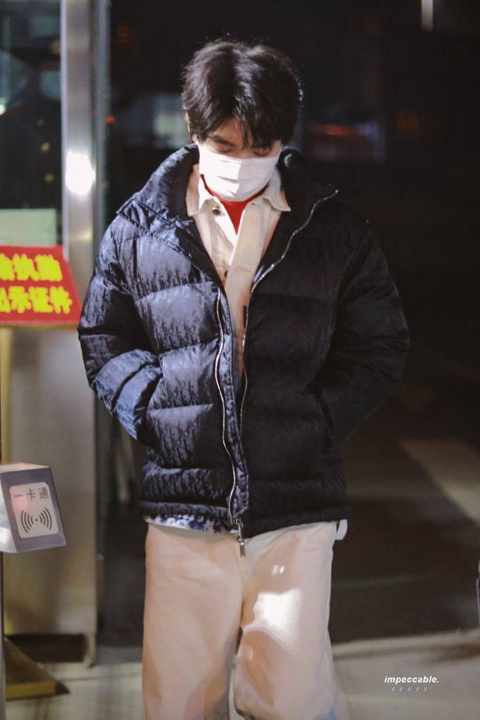 Trưởng nhóm TFBoys Vương Tuấn Khải xuất hiện với vẻ ngoài điển trai