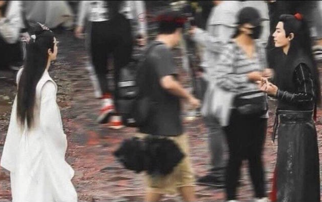 Tiêu Chiến giơ 'ngón tay thối' trước mặt Vương Nhất Bác khiến fan hai nhà tranh cãi nảy lửa Ảnh 2