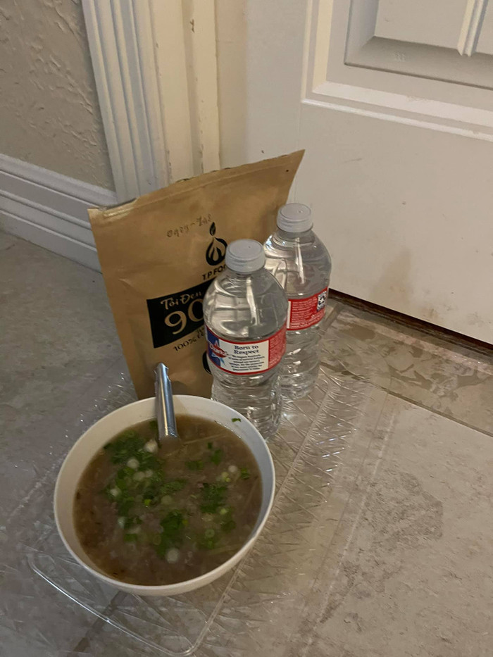  Trong suốt thời gian cách ly, mỗi ngày Thomas Tâm đều được Hồng Ngọc chuẩn bị đồ ăn, thức uống, đặt trước cửa phòng