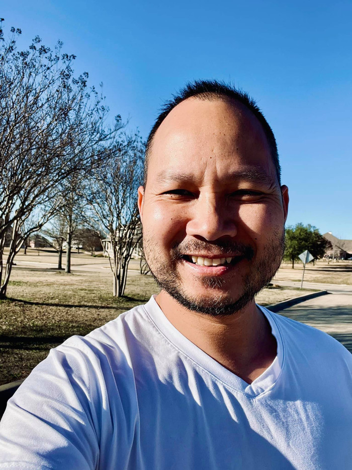 Trước đó, nữ ca sĩ Hồng Ngọc có chia sẻ, ông xã của cô hiện đã khoẻ hơn rất nhiều và có thể ra khuôn viên nhỏ trước nhà để phơi nắng