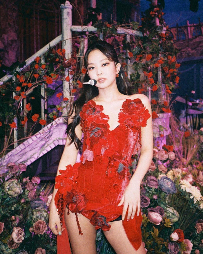 Tạo hình 'lady in red' tạo hình Hoa hồng của Jennie đã thu hút sự chú ý của giới mộ điệu và lọt top trending liên tục trong suốt hôm qua