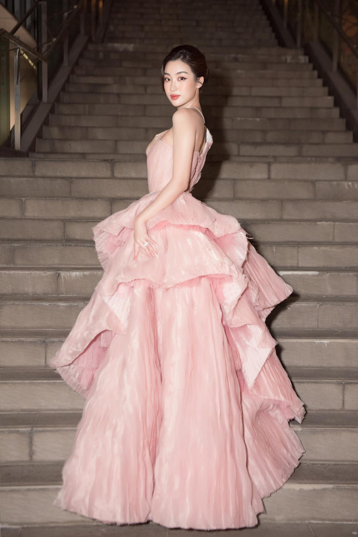 Một điều thật sự phải thừa nhận, cô nàng rất hợp với các thiết kế nhẹ nhàng, mơ màng này. 