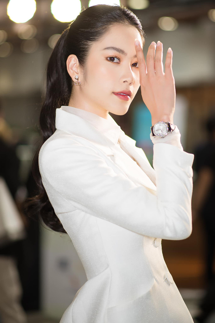 Nam Em đẹp kiêu kỳ cùng set đồ theo tông trắng thanh tao, nhã nhặn. 